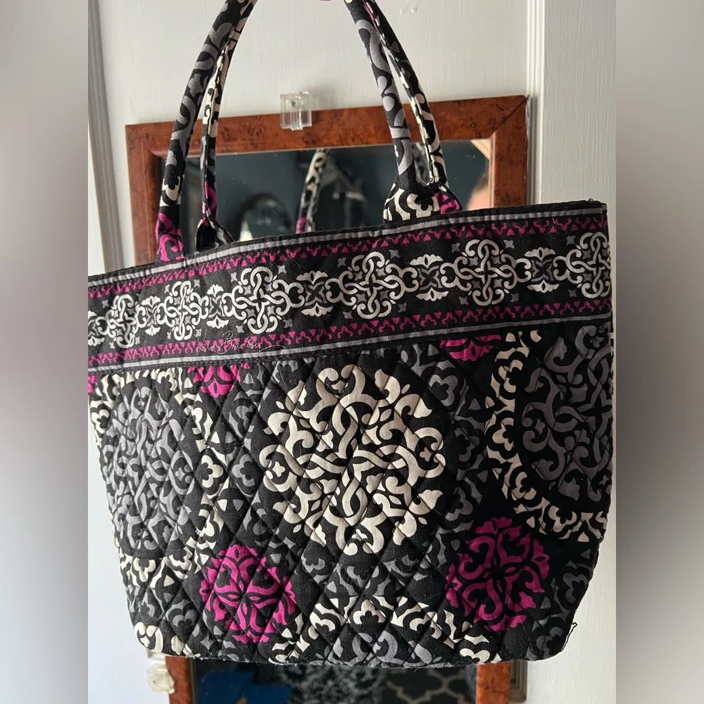 New Vera Bradley shoulder Tote black, white and pink circle pattern - Picture 1 of 6
